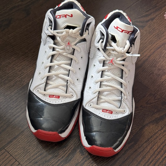 Nike Air Jordan B’Loyal White Varsity Red Black Mens Size 9 - Picture 1 of 8